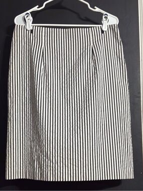 EUC Ellen Tracy Black and White Striped Pencil Skirt